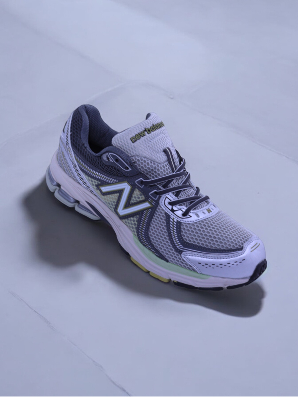 New Balance 860