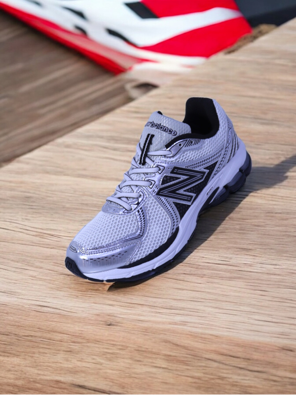 New Balance 860