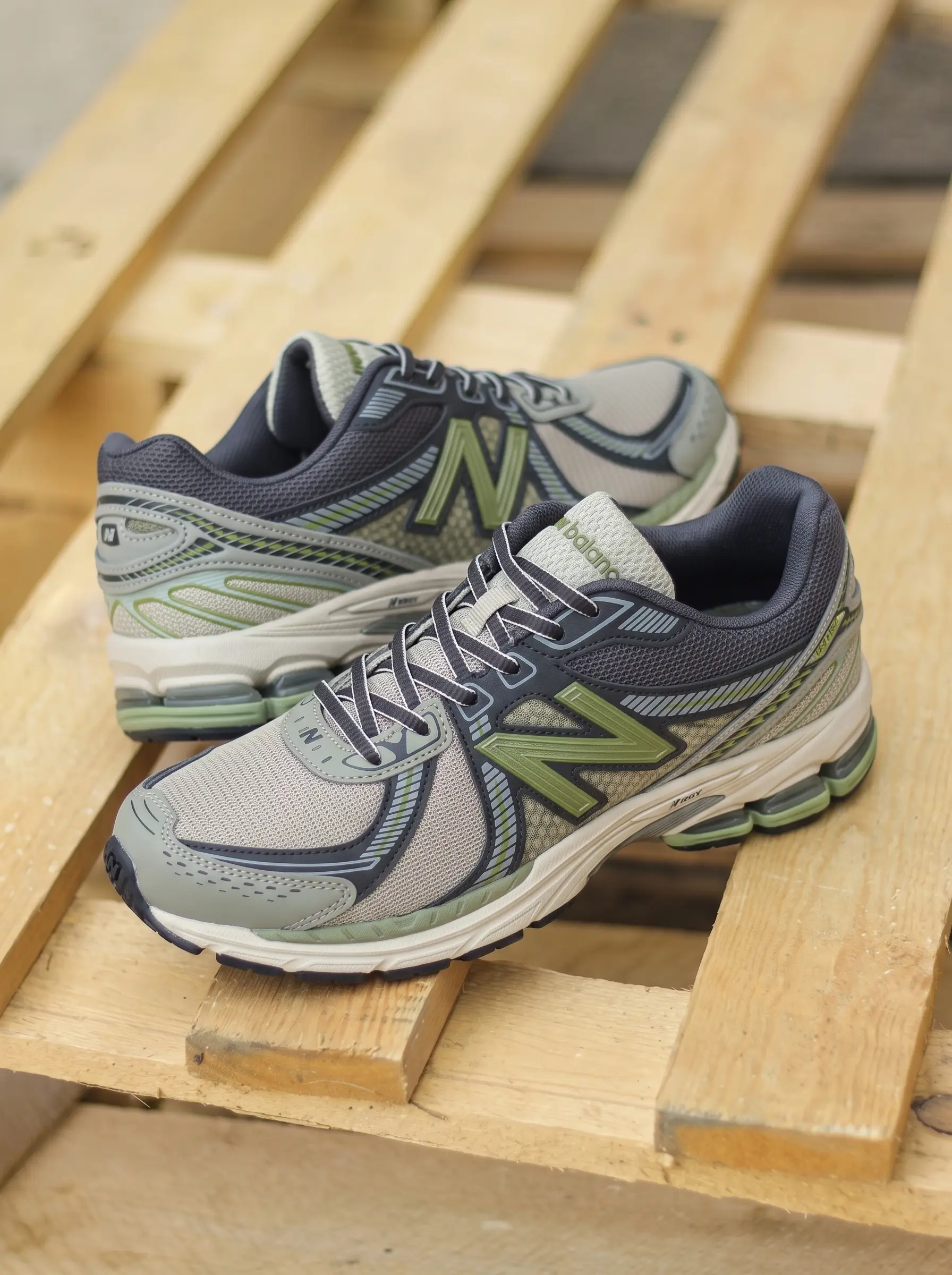 New Balance 860