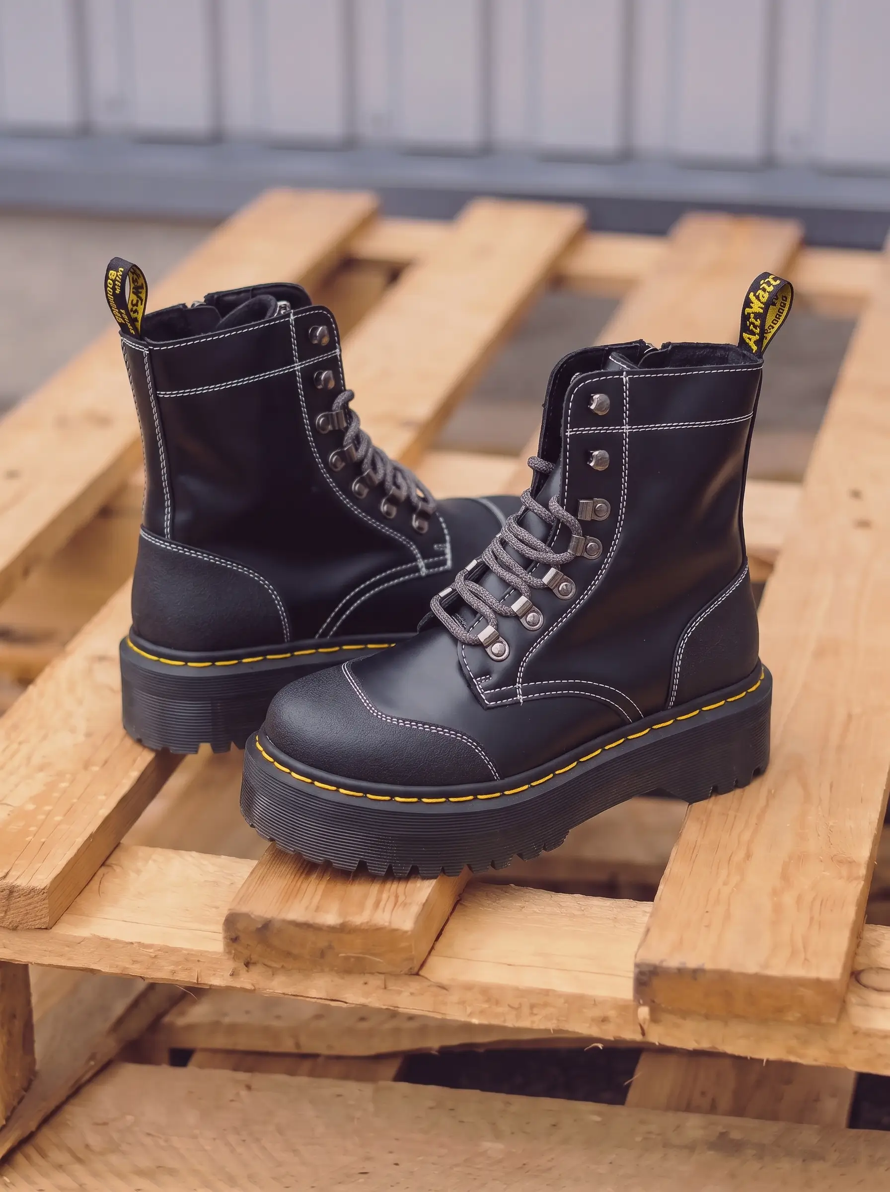 Dr. Martens Moreno Smooth Leather